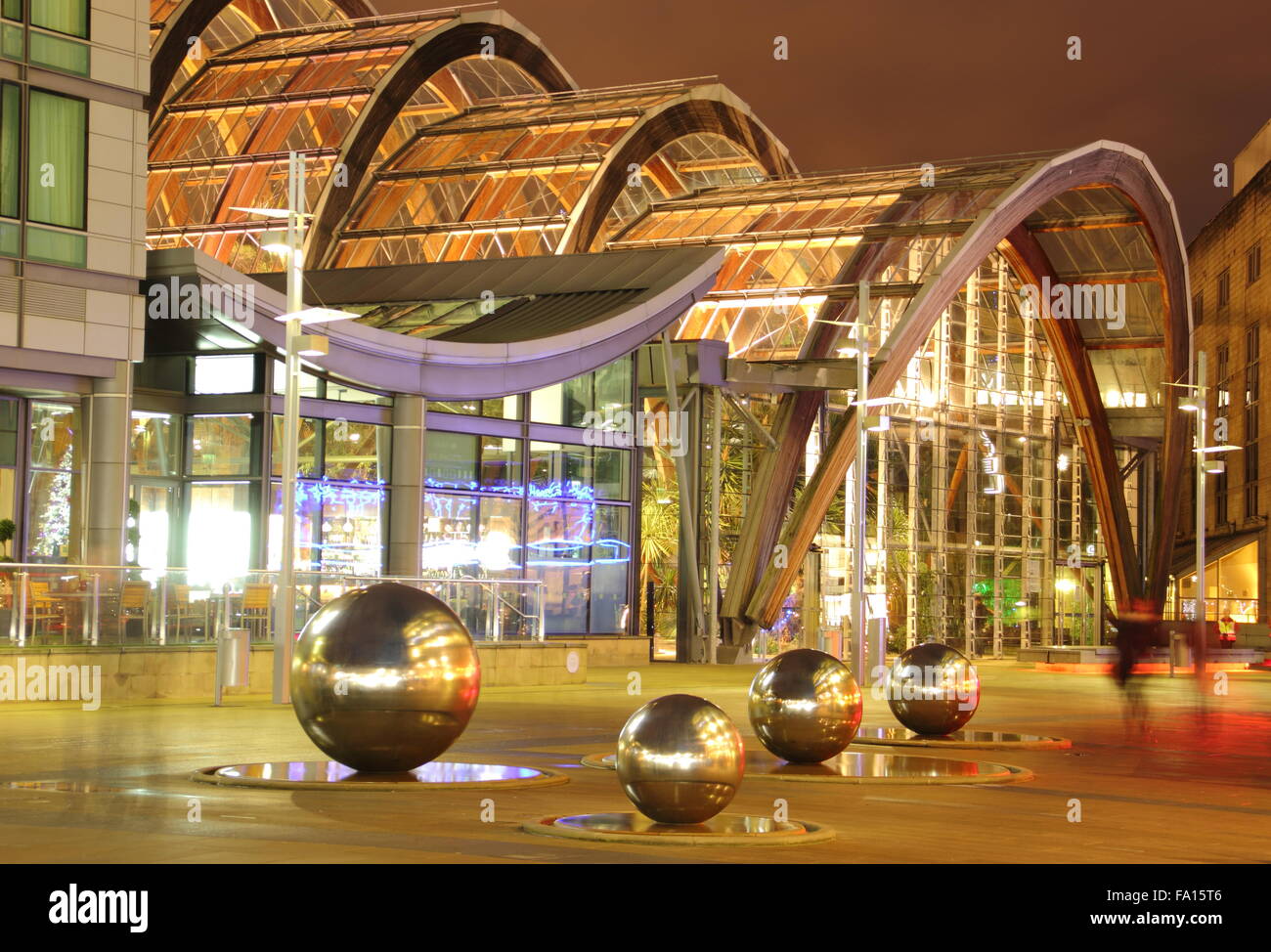 Der Wintergarten auf Millennium Square im Stadtzentrum von Sheffield, England UK in der Abenddämmerung im Dezember Stockfoto