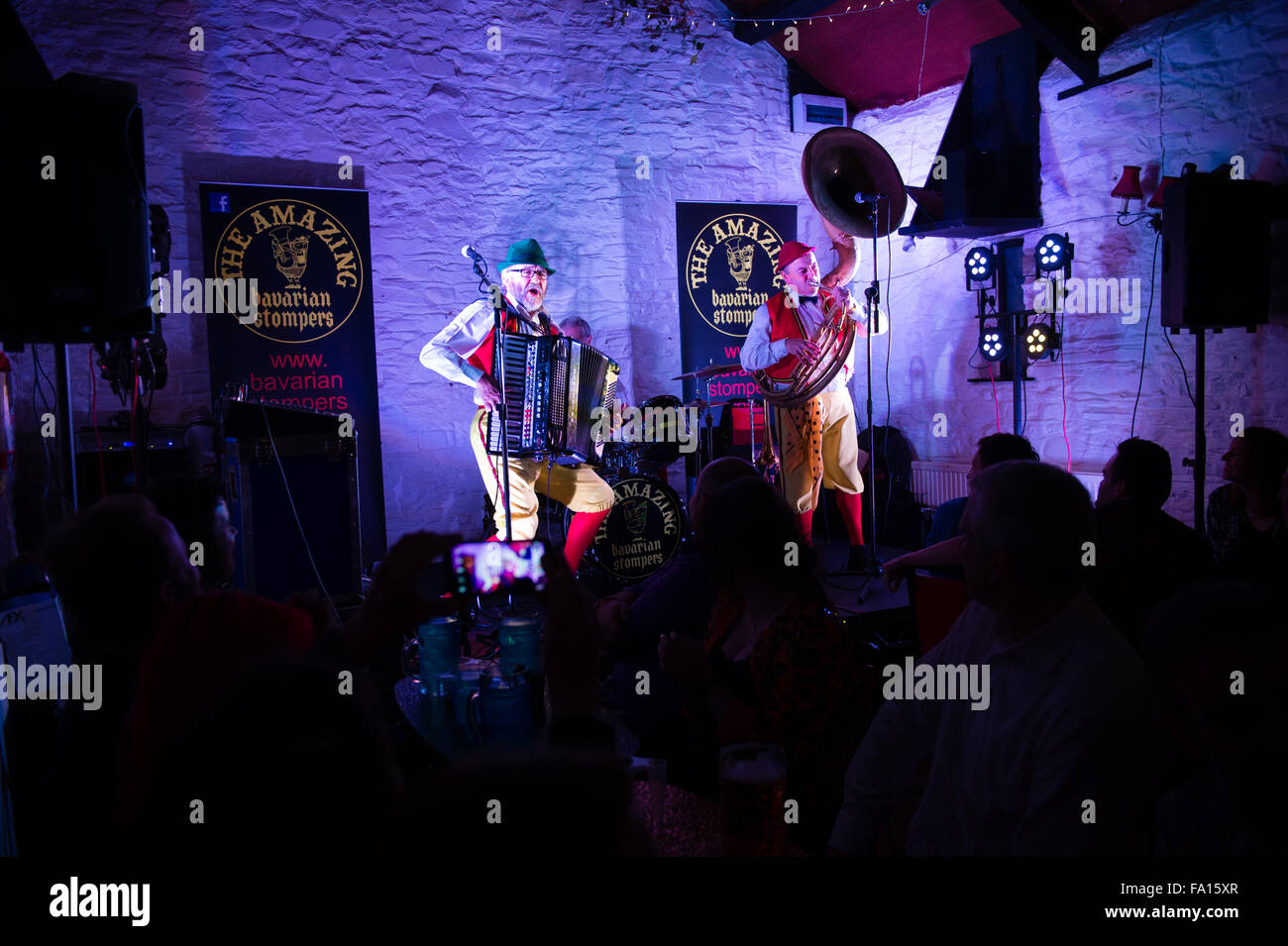 Männer spielen Akkordeon und Sousaphon eine deutsche unter dem Motto "Erstaunliche Bavarian Stompers" Oompah band Party-Nacht in einer Kneipe, Wales UK Stockfoto