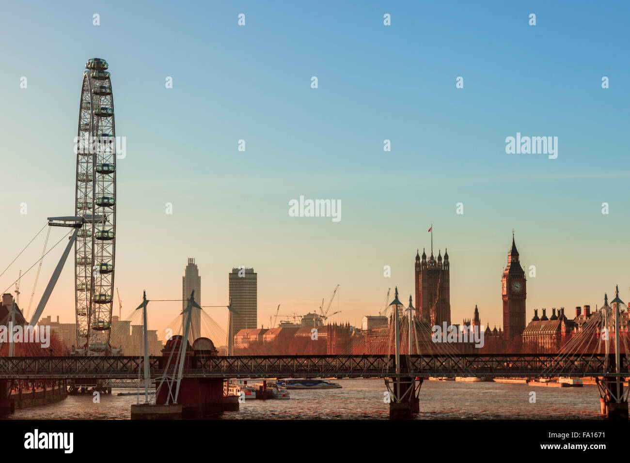 Suche entlang der Themse gegenüber der Houses of Parliament und das London Eye, London 2015 Stockfoto