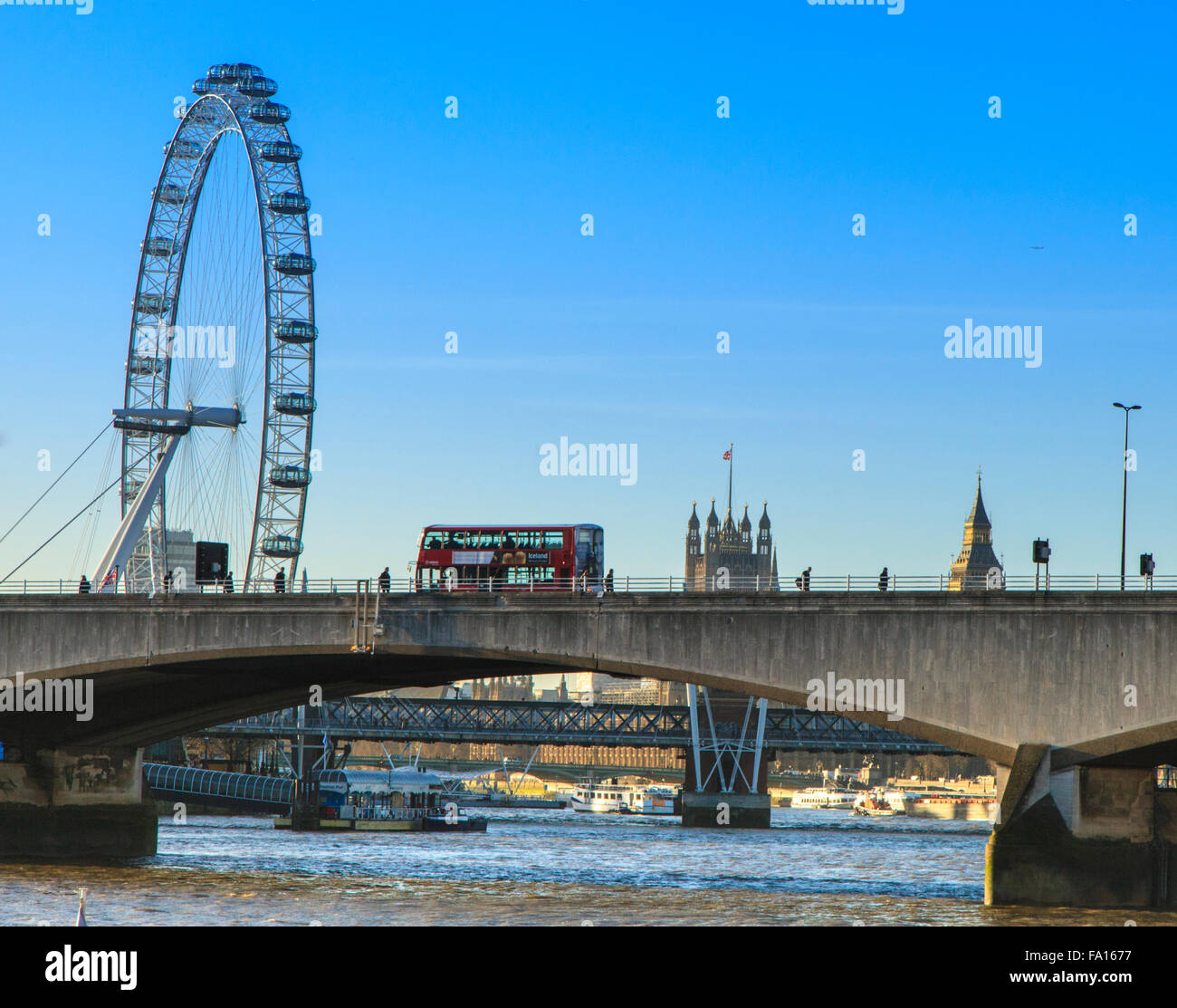 Suche entlang der Themse gegenüber der Houses of Parliament und das London Eye, von Waterloo Bridge, London 2015 Stockfoto