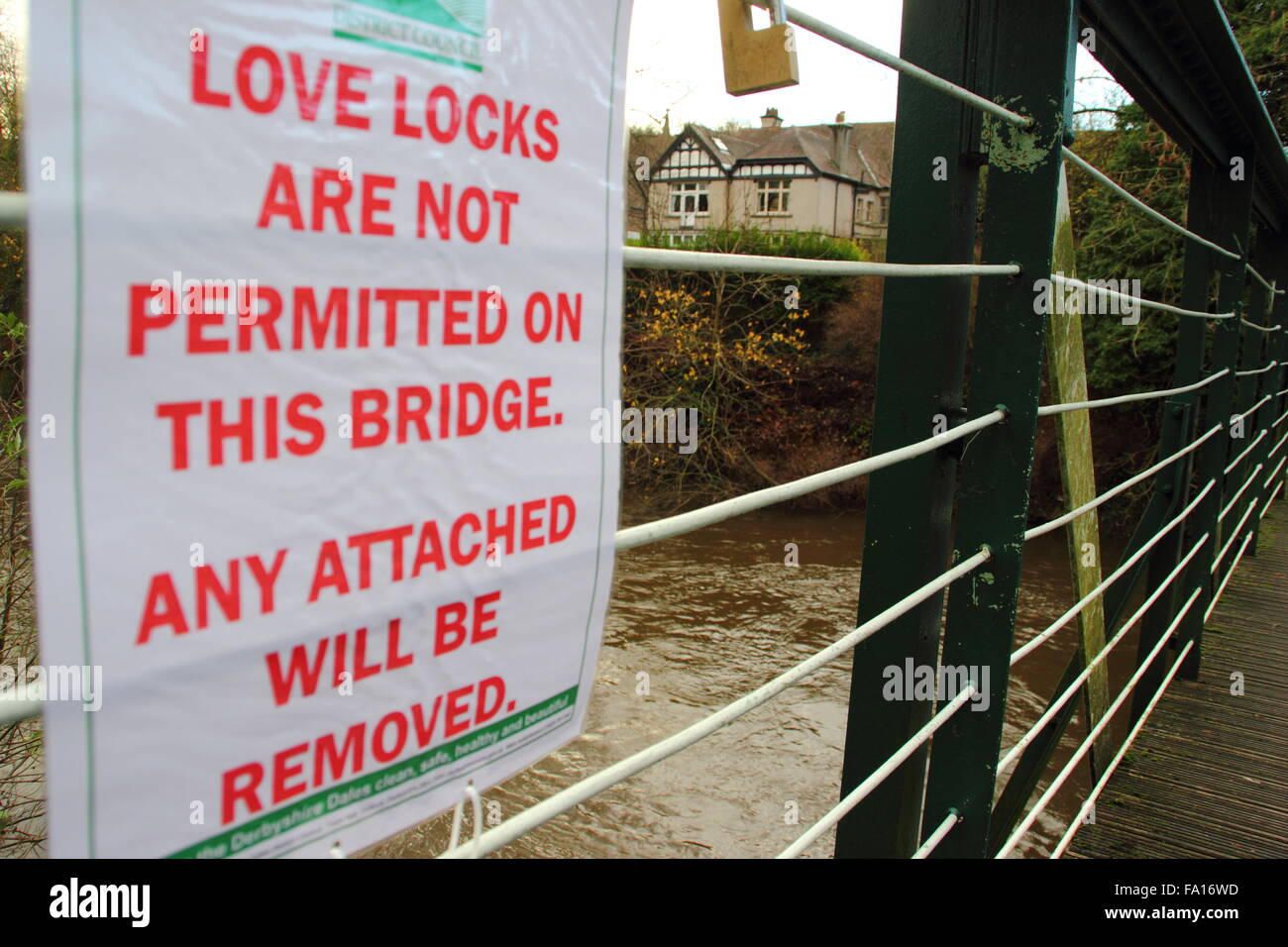 Ein Rat Plakat warnt, dass die Liebe Vorhängeschlösser oder Liebe sperren dürfen nicht auf einer Brücke in Matlock, Derbyshire Dales, England UK Stockfoto