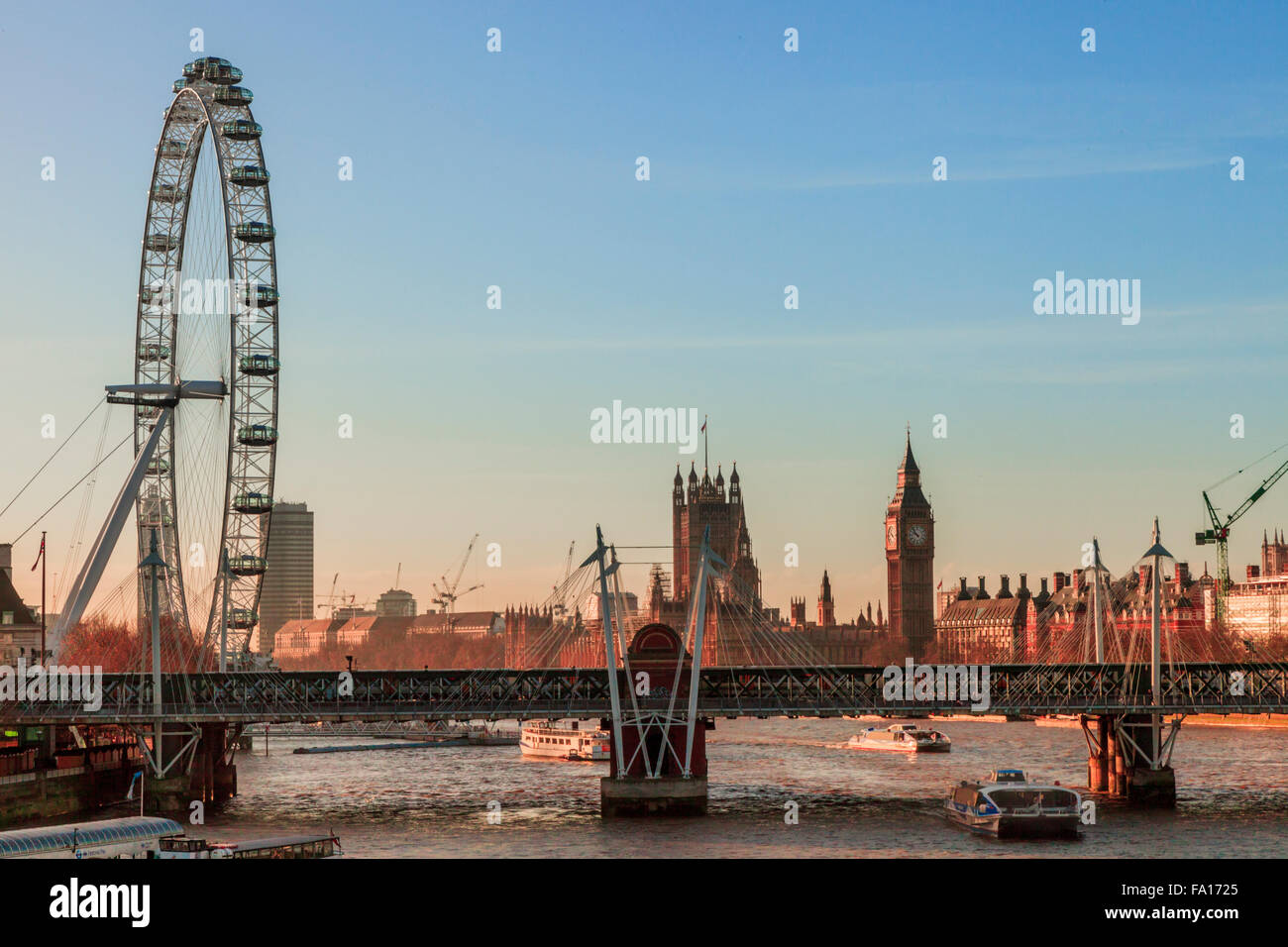 Suche entlang der Themse gegenüber der Houses of Parliament und das London Eye, London 2015 Stockfoto
