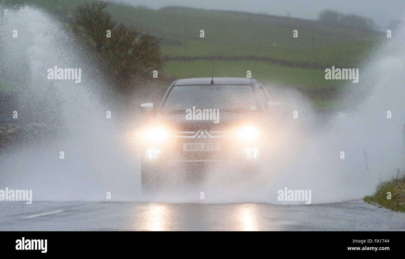 Verkehr auf der A684 zwischen Hawes und Bainbridge in North Yorkshire musste aufpassen bei nassem Wetter verursacht viel floodi Stockfoto