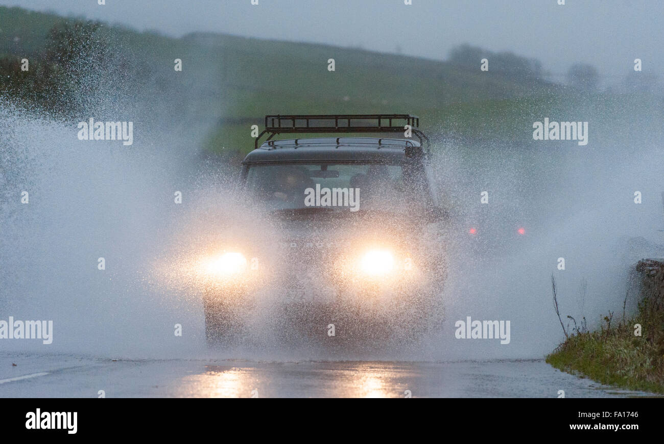 Verkehr auf der A684 zwischen Hawes und Bainbridge in North Yorkshire musste aufpassen bei nassem Wetter verursacht viel floodi Stockfoto