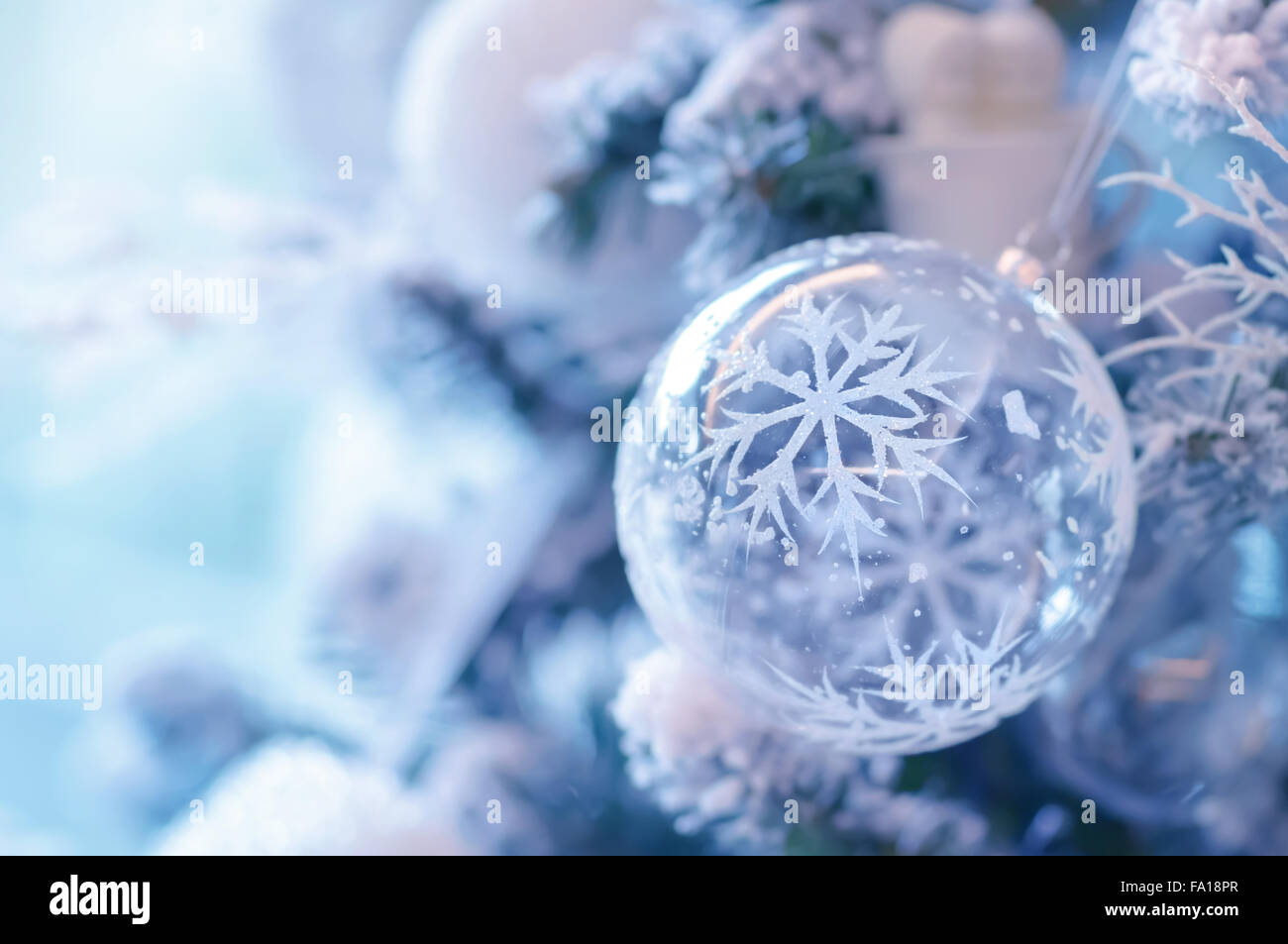 Schöne Weihnachts-Dekoration, durchsichtigen Kugel mit Schneeflocke Dekoration hängen festliche Tannenbaum, glücklich, Winterurlaub Stockfoto
