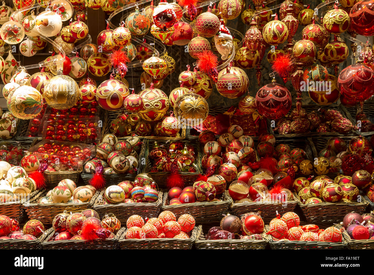 Stand mit Christbaumkugeln, Weihnachtsmarkt, Rathausplatz, Wien