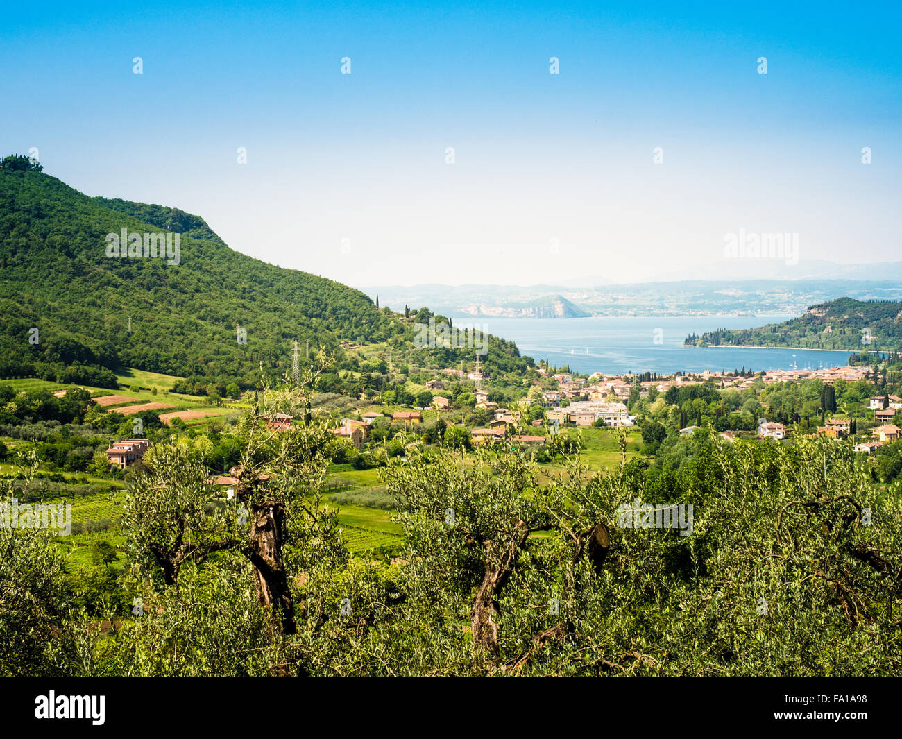 Garda See und Gardasee Blick auf die Stadt von den umliegenden Hügeln Stockfoto