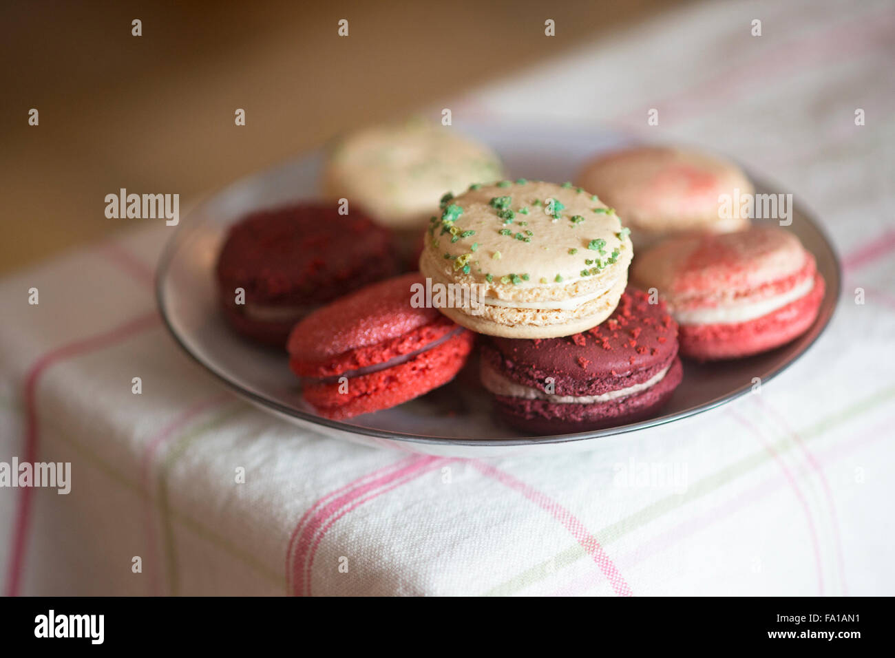 Weihnachten Macarons - mattierte Cranberry, Vanille Basilikum, Glühwein und Candycane Aromen auf aufgegebenes Tischdecke Stockfoto
