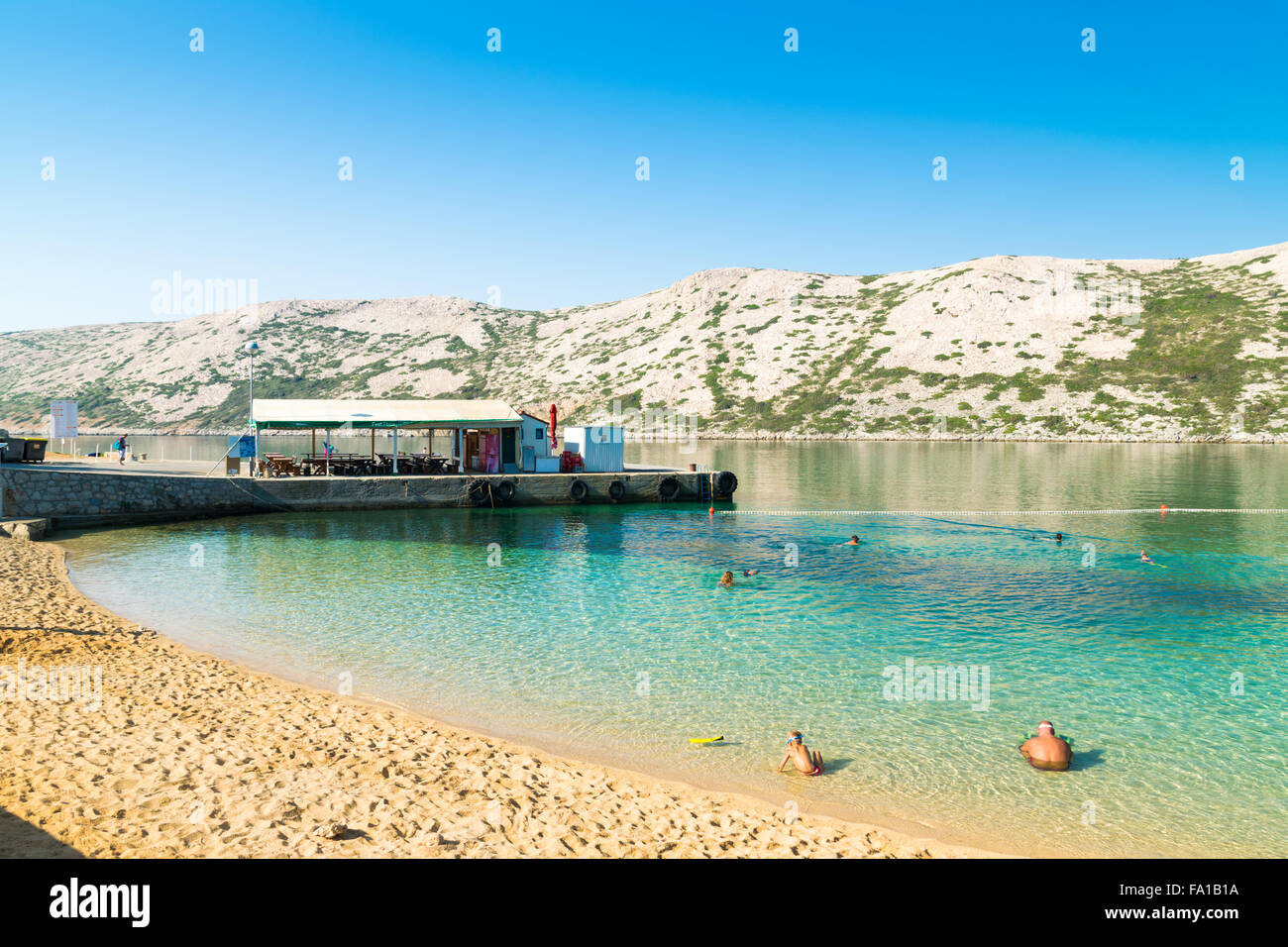 Die unberührte Küste und kristallklarem Wasser der Insel Rab, Kroatien. Stockfoto