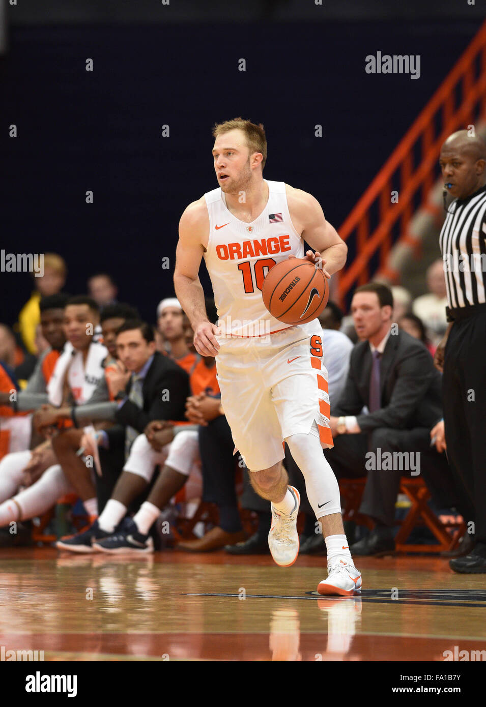 Syracuse, NY, USA. 19. Dezember 2015. Syrakus Wache Trevor Cooney (10) nimmt den Ball nach unten Gericht während der zweiten Hälfte des Spiels wie Syrakus Cornell 67 46 im Carrier Dome in Syracuse, NY besiegt. Foto: Alan Schwartz/Cal Sport Media/Alamy Live-Nachrichten Stockfoto