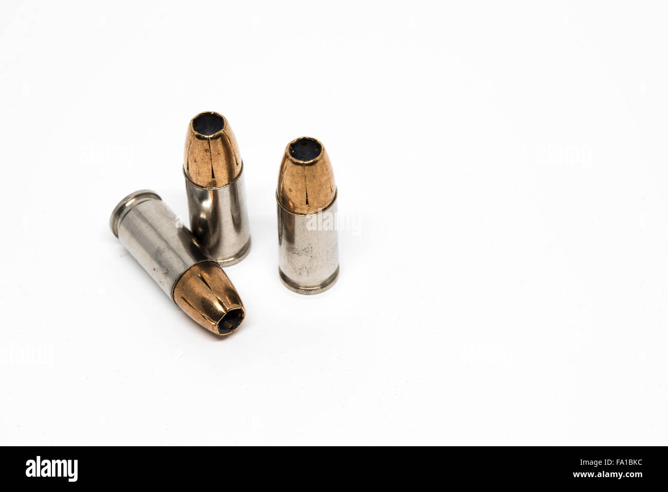 9 mm Hollow Point Pistole Kugeln auf isoliert weißer Hintergrund Stockfoto