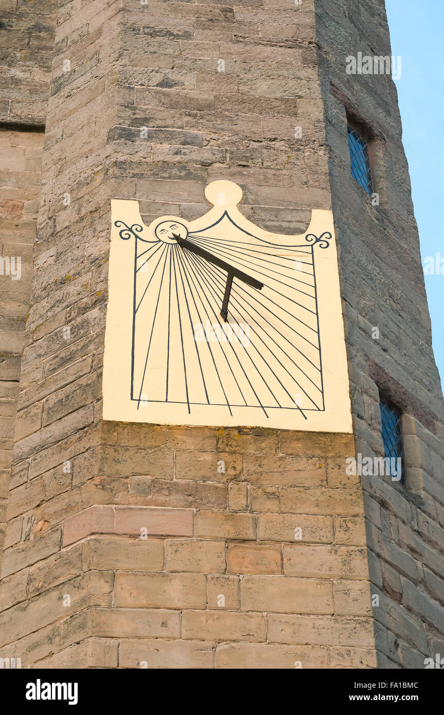Mittelalterliche Sonnenuhr auf steinerne Burgturm UK England Stockfoto