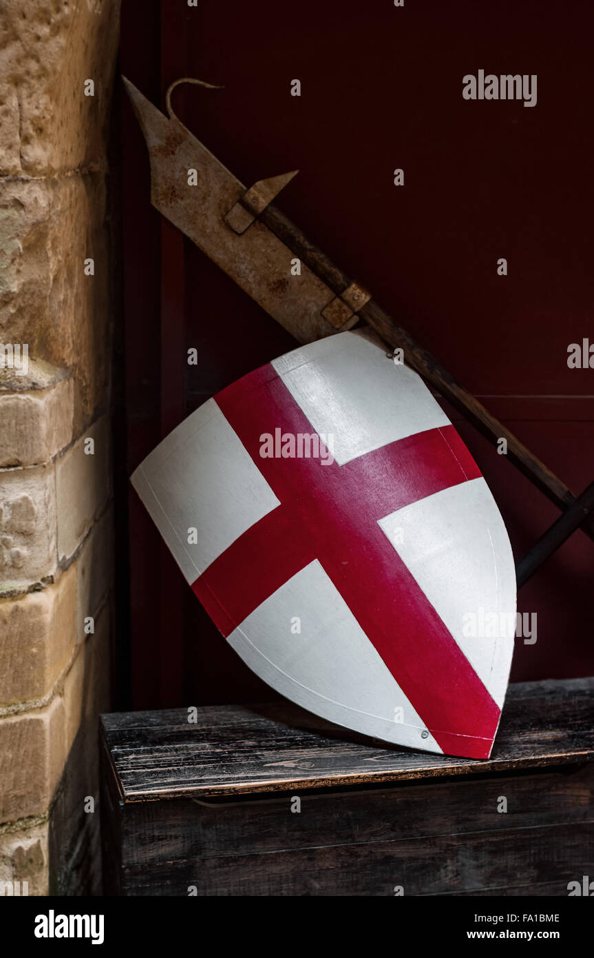 Mittelalterliche England Flagge Schild und Waffe ruht auf der Wandseite Stockfoto