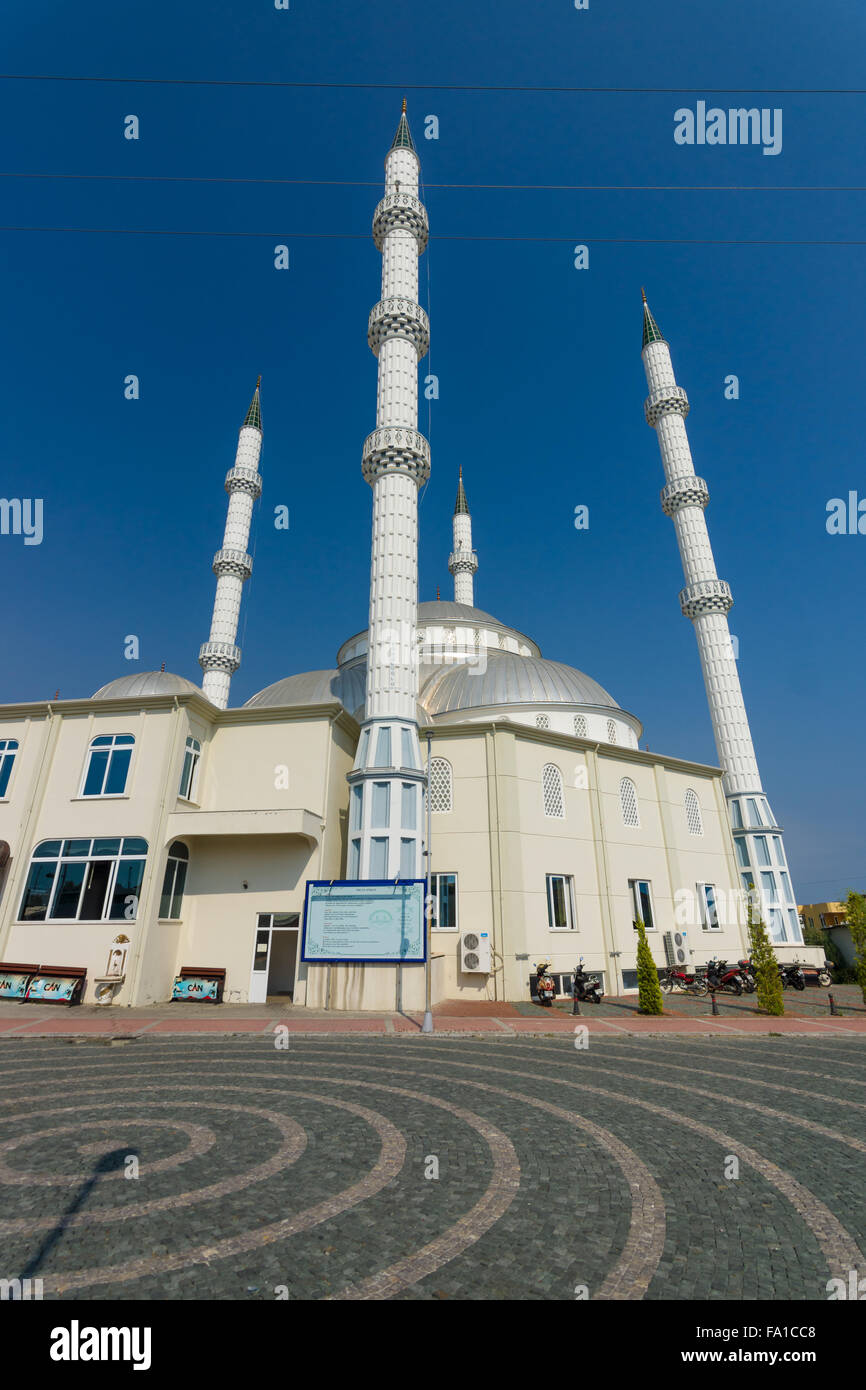 Eine kleine Moschee in das Dorf an der Küste. Anatolischen Küste - ein beliebtes Urlaubsziel für europäische Touristen. Stockfoto