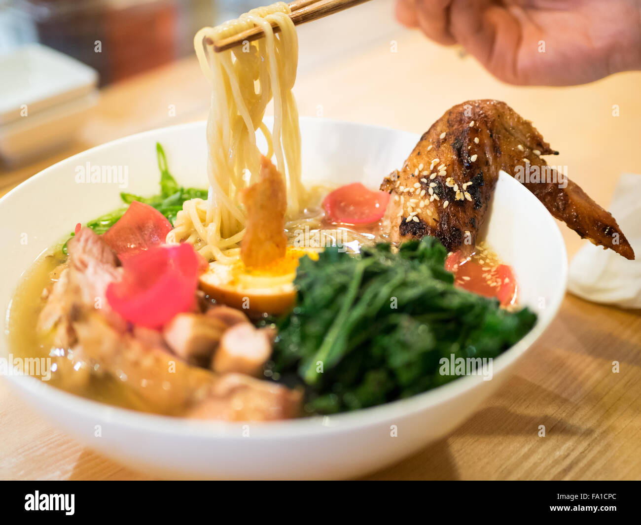 Japanische Ramen-Nudeln (gerösteter Gerste Huhn) von Prairie Noodle Shop in Edmonton, Alberta, Kanada. Stockfoto