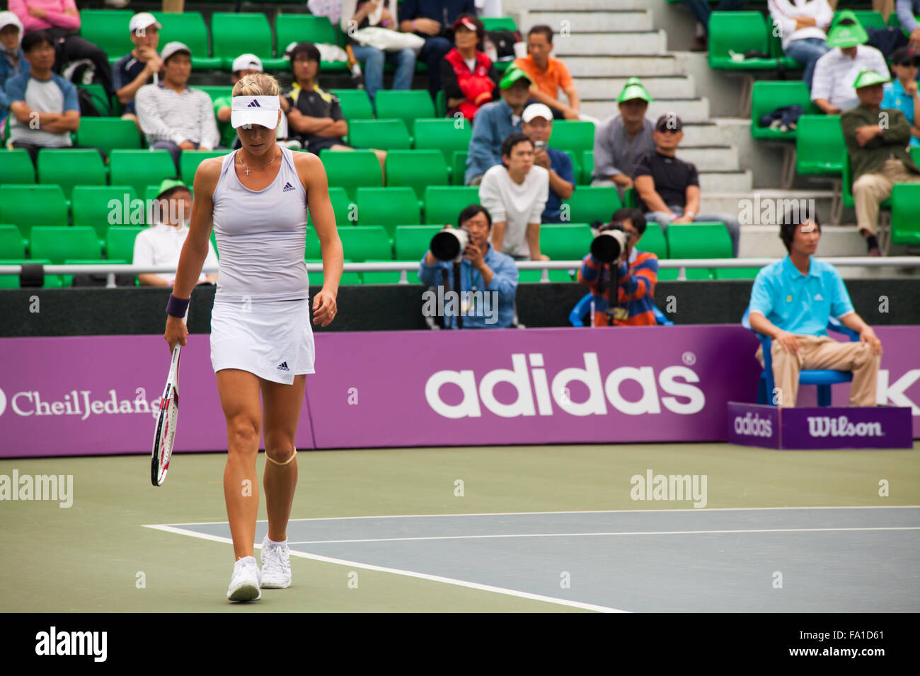 Russische professionelle Tennisspielerin, geht Maria Kirilenko auf der Grundlinie während einer Pause bei den Hansol Korea Open Stockfoto