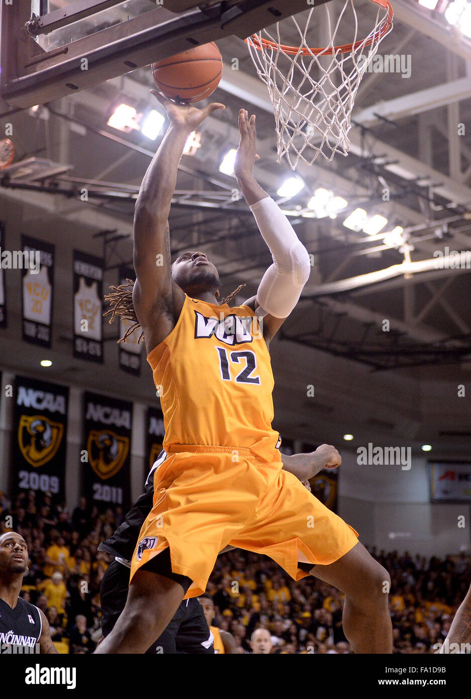 Richmond, VA, USA. 19. Dezember 2015. 20151219 - VCU weiterleiten MO ALIE-COX (12) trifft gegen Cincinnati in der zweiten Hälfte an der Stuart-Siegel-Center in Richmond, VA. © Chuck Myers/ZUMA Draht/Alamy Live News Stockfoto