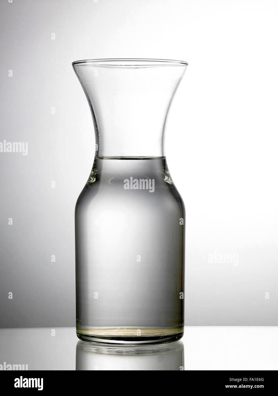 Glas Wasser auf Glastisch Stockfoto