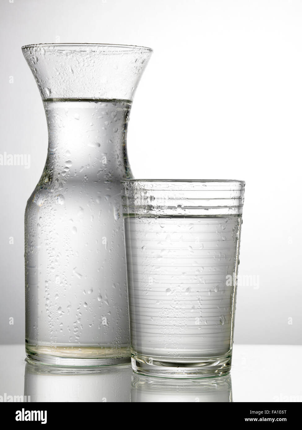 Glas Wasser auf Glastisch Stockfoto