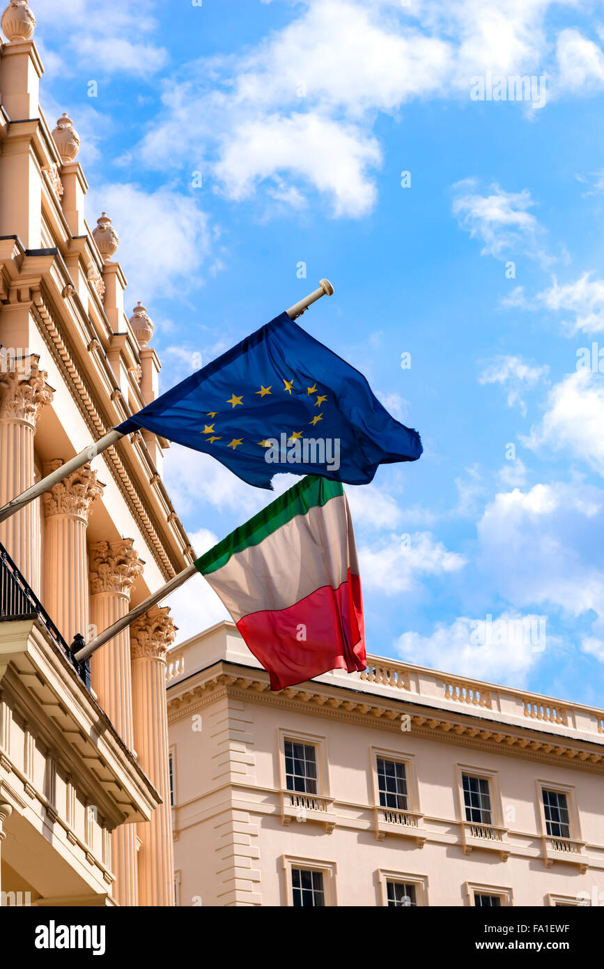 Italienische und Europäische Union Flaggen wehten vom Balkon Botschaft in London außen anzeigen im Freien vor dem Eingang Stockfoto