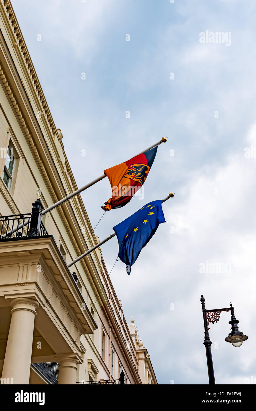 Deutsche und Europäische Union Flaggen wehten vom Balkon Deutsche Botschaft in London-Außenansicht Stockfoto