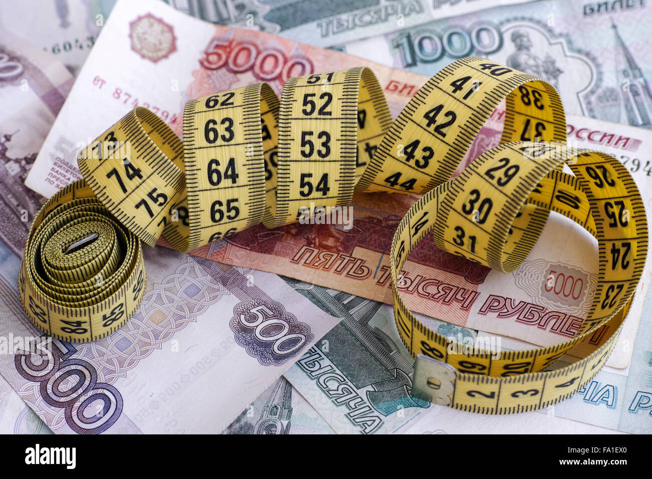 Russische Rubel Banknoten und Maßband. Finanzkrise-Konzept. Stockfoto