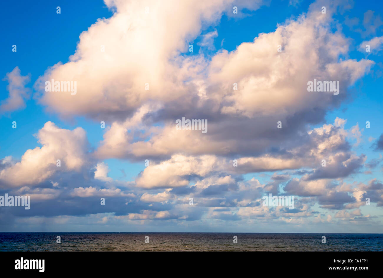 Seelandschaft, Wolken, Ozean. Stockfoto