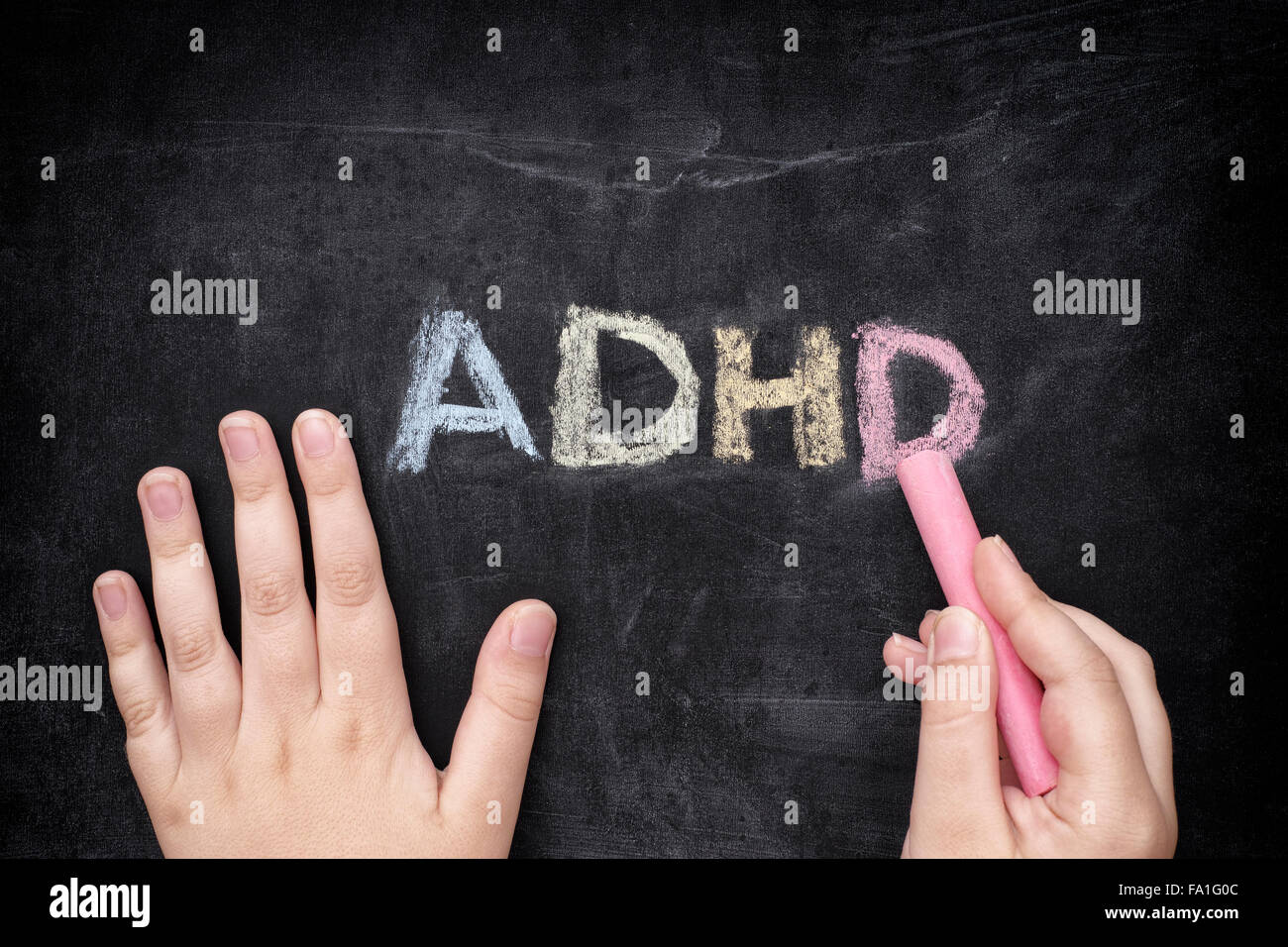 Kind ADHS an Tafel schreiben. ADHS ist Aufmerksamkeits-Defizit-Hyperaktivitäts-Störung. Stockfoto