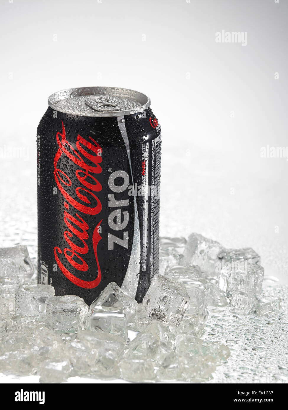 KUALA LUMPUR, MALAYSIA - 2. April 2015.Photo einer Dose Coca-Cola Zero. Die Marke ist eines der beliebtesten Soda-Produkte in Stockfoto