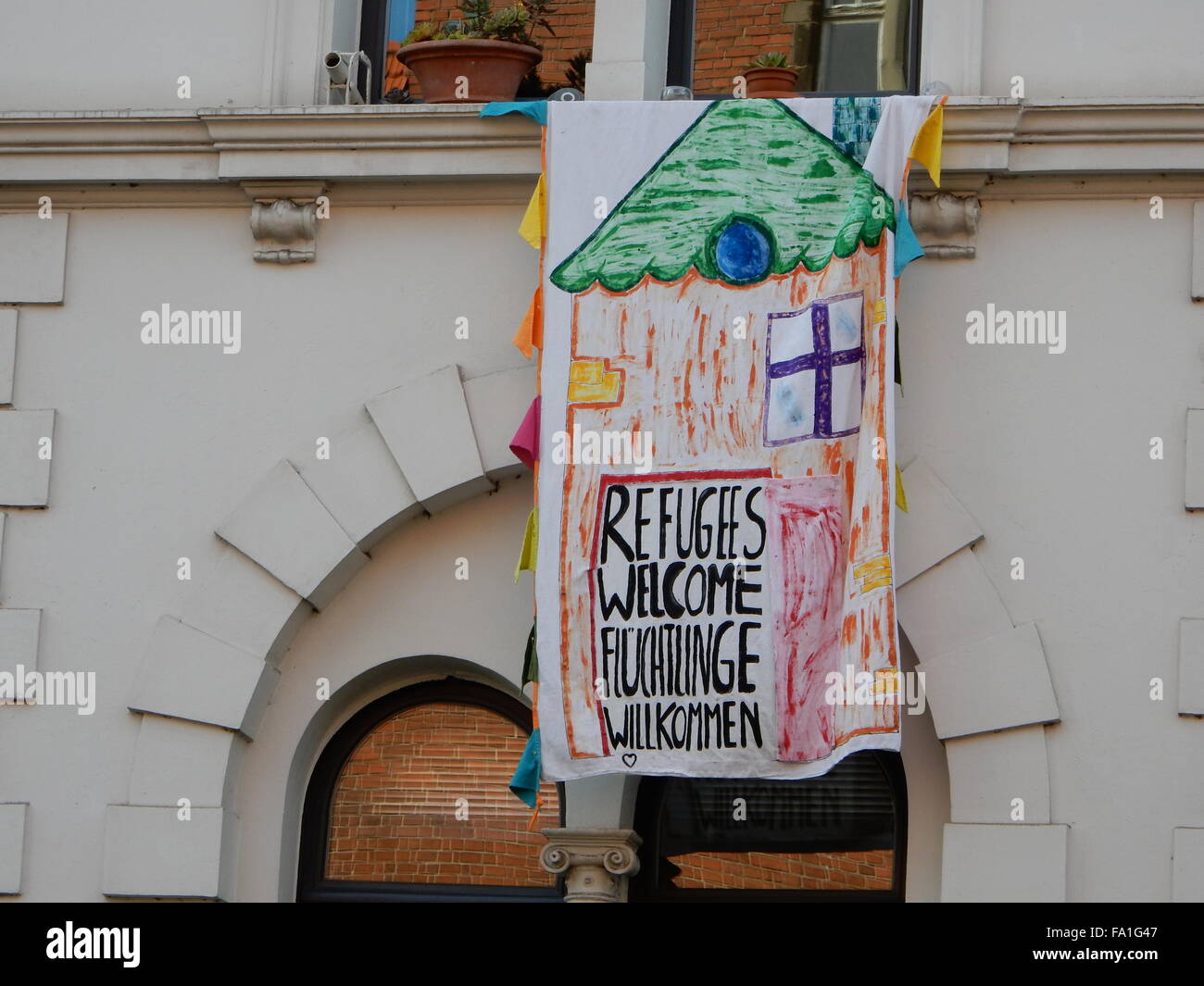 Poster mit Flüchtlingen Willkommenstext auf ein Gebäude in Bonn, Deutschland Stockfoto