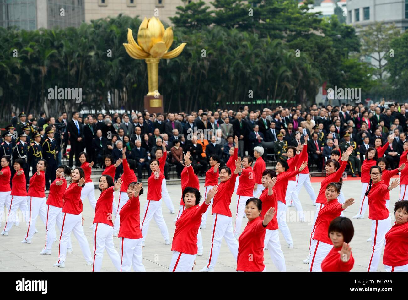 Macao, China. 20. Dezember 2015. Eine Fahne hissen findet anlässlich des 16. Jahrestags Macaus Rückkehr ins Mutterland in Macau, Südchina, 20. Dezember 2015. Bildnachweis: Cheong Kam Ka/Xinhua/Alamy Live-Nachrichten Stockfoto