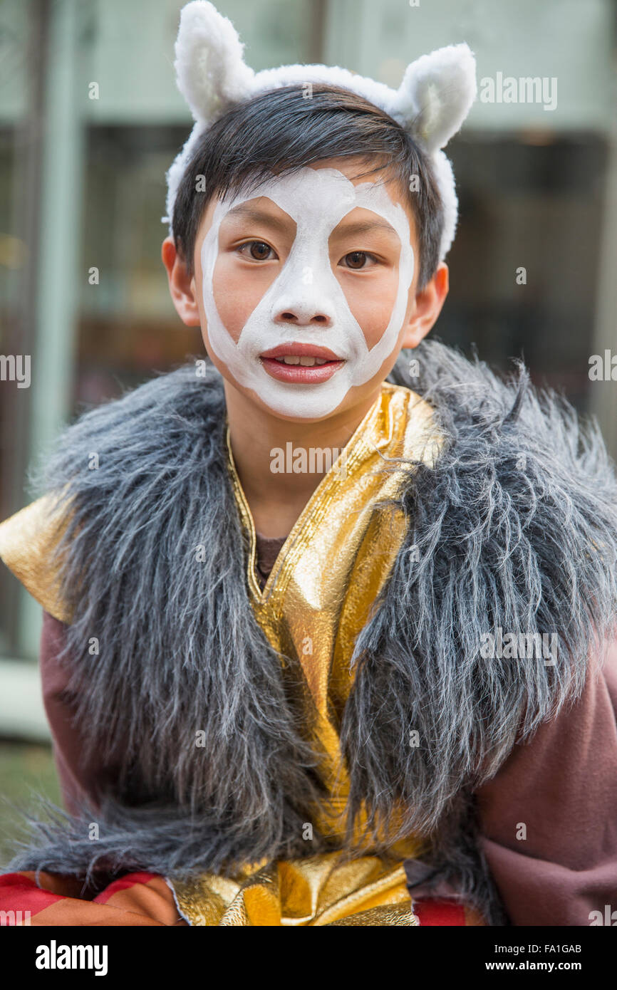Junge gekleidet in Schafe oder Ram Kostüm bei San Francisco Chinesische Neujahrsparade für Jahr Schafe/RAM. Stockfoto