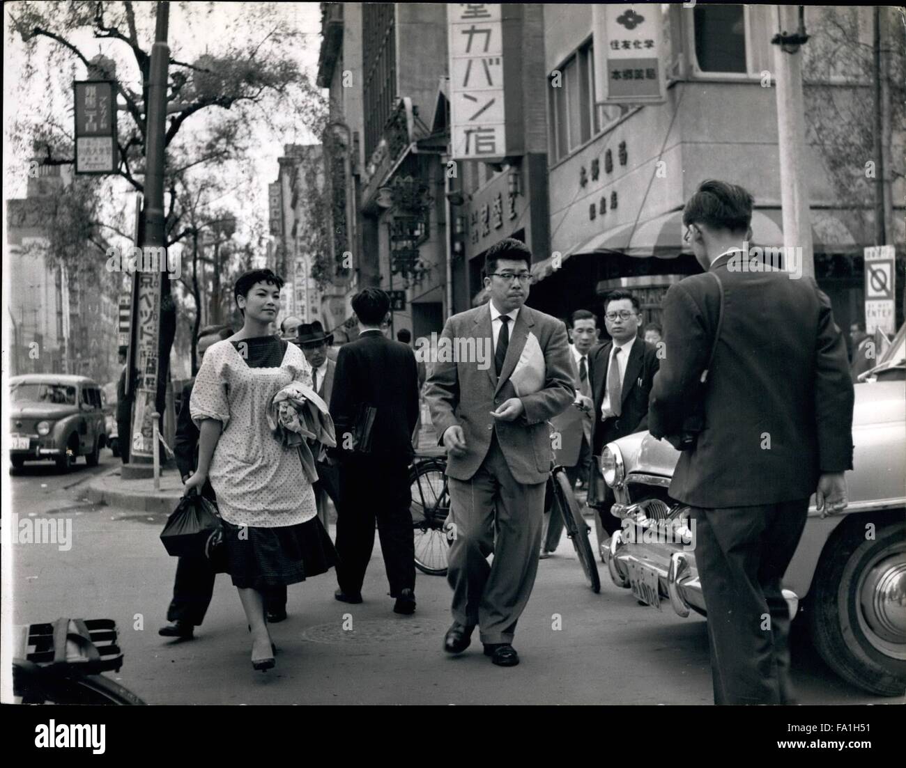 1964 - Toshie Higuchi macht ihren Weg durch die belebten Straßen von Tokio, tragen ihre Schuhputz-Box auf der Seite wo sie einrichtet und fängt der Carry Trade Business. Toshie Schuh scheint lieber Modellierung: Tokios schönsten Schuh-schwarz lehnt alle Angebote. Toshie Higughi sagt sie weiß alles über Männer - aus ihren Schuhen. Sie sollten wissen, weil sie ihnen - mit der männliche Füße in ihnen - den ganzen Tag reinigt. Toshie, mit 23 Jahren, hält sich durch die Arbeit hart, mit viel Fett Ellenbogen und ein Maß an ihrem eigenen natürlichen Charme und She Wo Lon't ändern ihren Job für den Tee In Chi Stockfoto