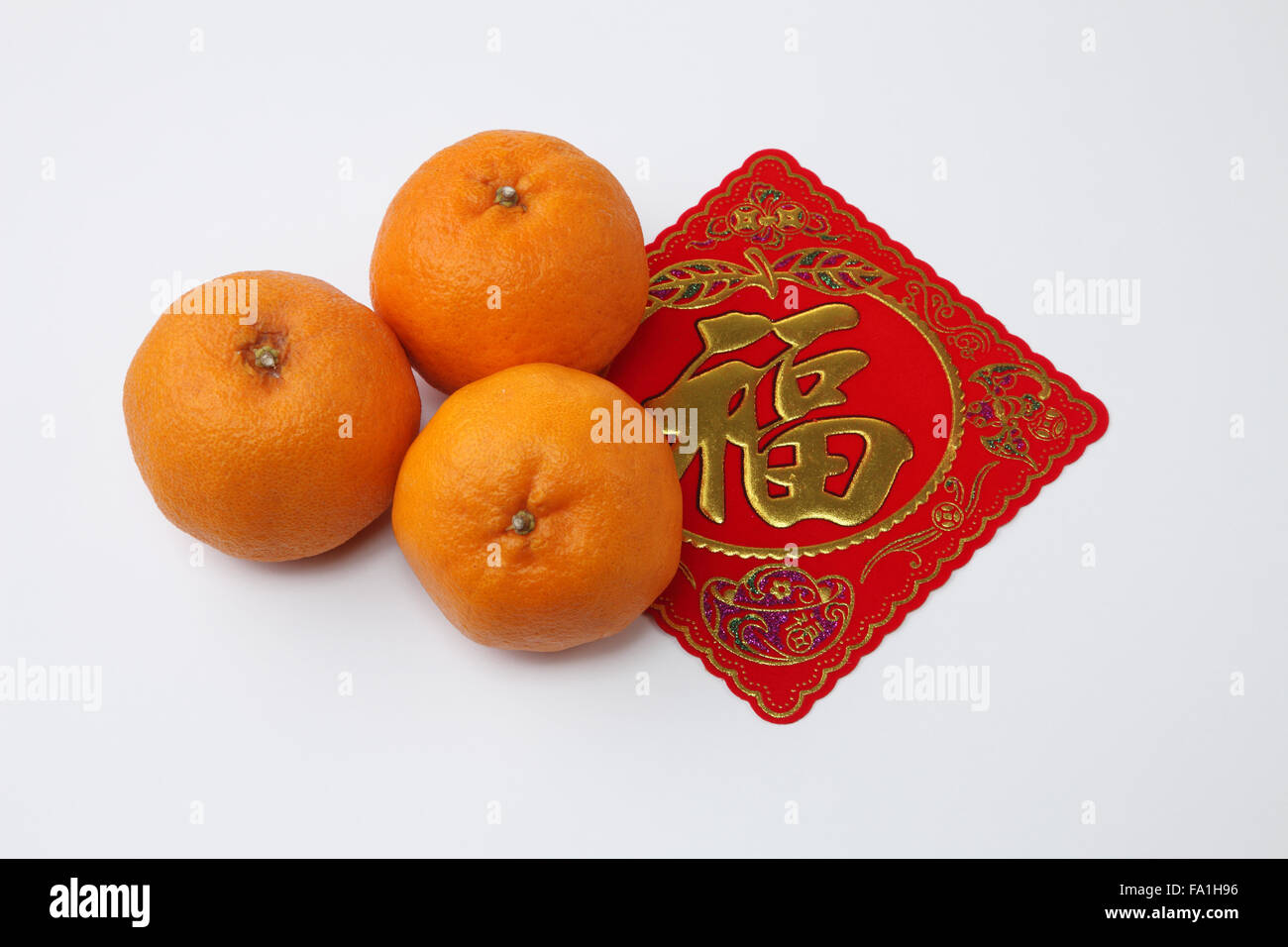 Mandarinen mit dem Gruß Aufkleber mit chinesischen Schriftzeichen Stockfoto