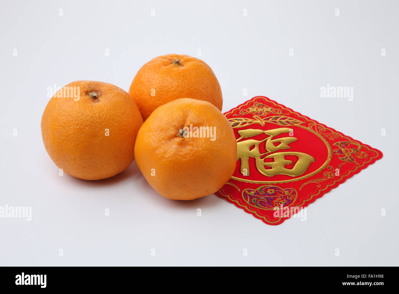 Mandarinen mit dem Gruß Aufkleber mit chinesischen Schriftzeichen Stockfoto