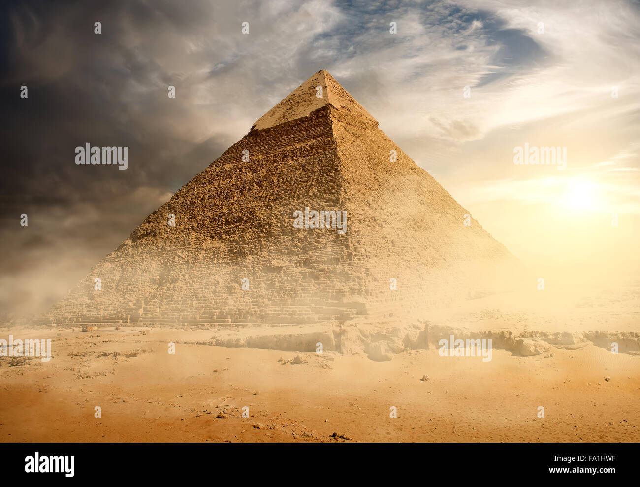 Pyramide im Sand Staub unter grauen Wolken Stockfoto