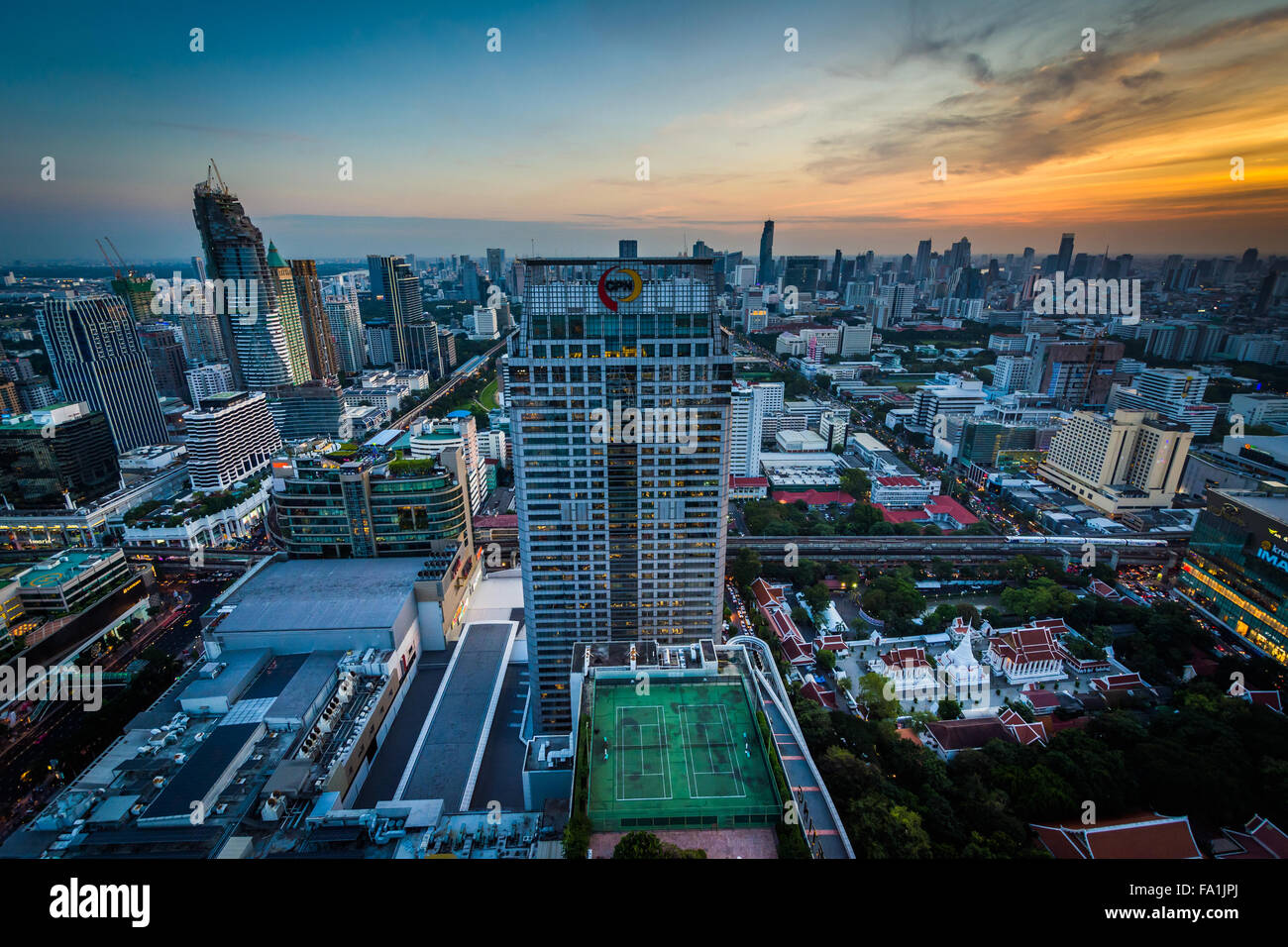 Blick auf moderne Wolkenkratzer in Siam bei Sonnenuntergang, in Bangkok, Thailand. Stockfoto