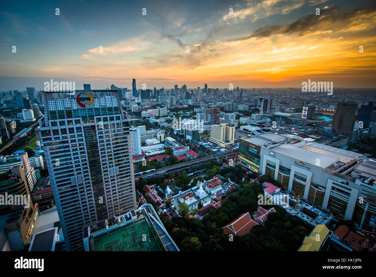 Blick auf moderne Wolkenkratzer in Siam bei Sonnenuntergang, in Bangkok, Thailand. Stockfoto