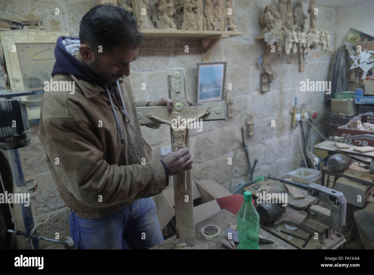 Bethlehem. 20. Dezember 2015. Palästinensische Zimmermann arbeitet an Holzskulpturen der christlichen religiösen Figuren in der Westbank-Stadt Bethlehem vor der Feier der Geburt Christi, am 19. Dezember. 2015. christliche Pilger bereiten sich in der traditionellen Geburtsort Jesu Christi im Westjordanland zu feiern Weihnachten sammeln. © Fadi Aruri/Xinhua/Alamy Live-Nachrichten Stockfoto