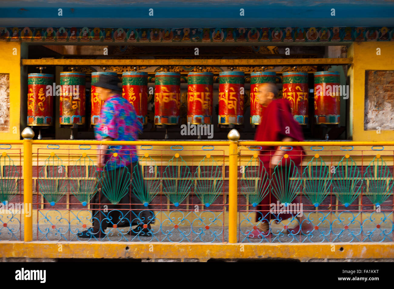 Buddhisten in Bewegung verwischen Spinnen rote Gebetsmühlen rund um das Haus der Tibet Dalai Lama, eine Wallfahrt-Punkt Stockfoto