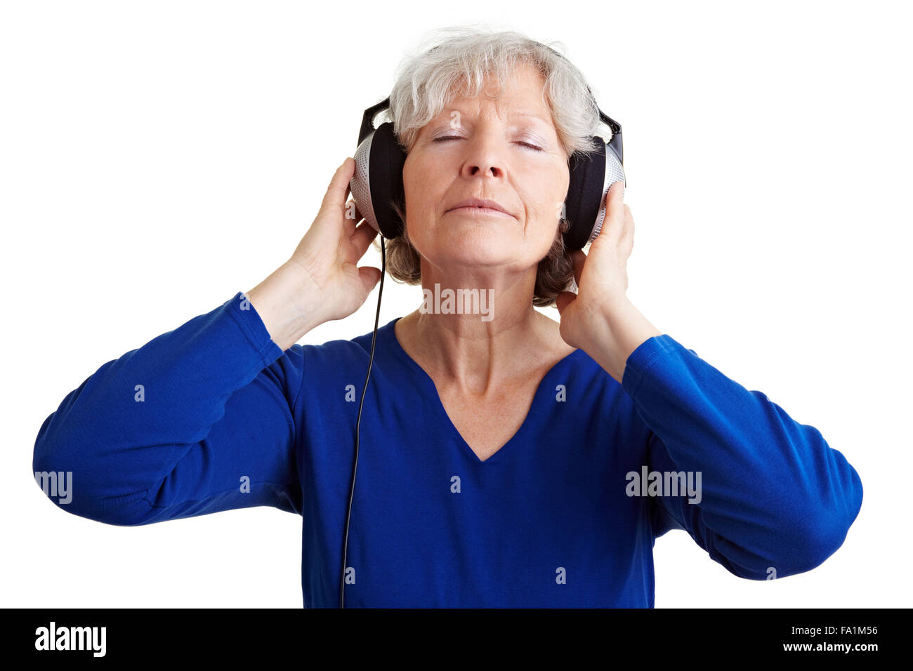 Entspannte Seniorin Musikhören mit Kopfhörer Stockfoto