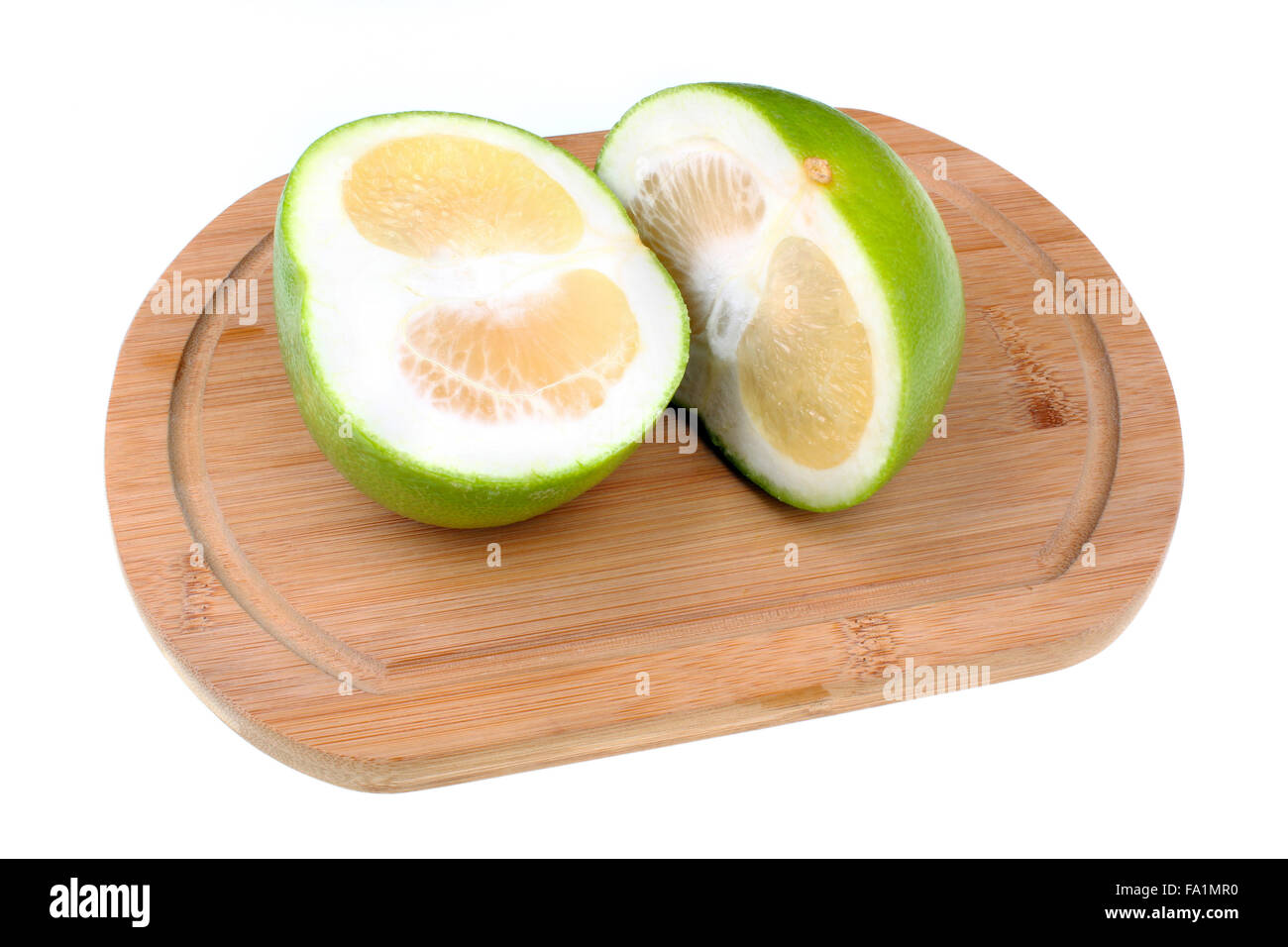Grüne Grapefruit Sweetie auf ein Schneidebrett Stockfoto
