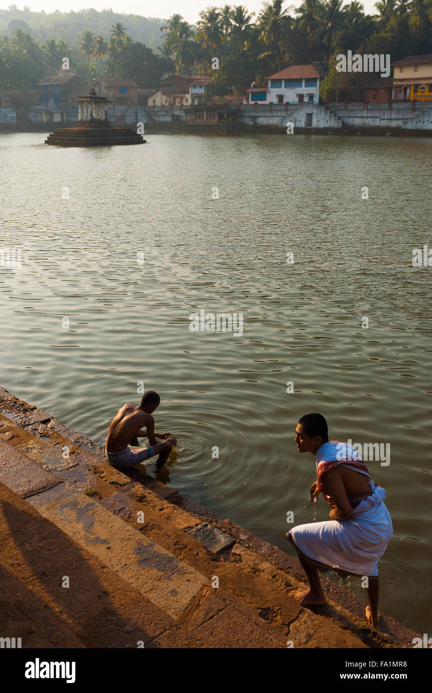 Zwei hindu Männer Baden rituell in die Stadt heilige Behälter oder Koti Teertha Tank morgens in Gokarna für Pilgerfahrt Stockfoto