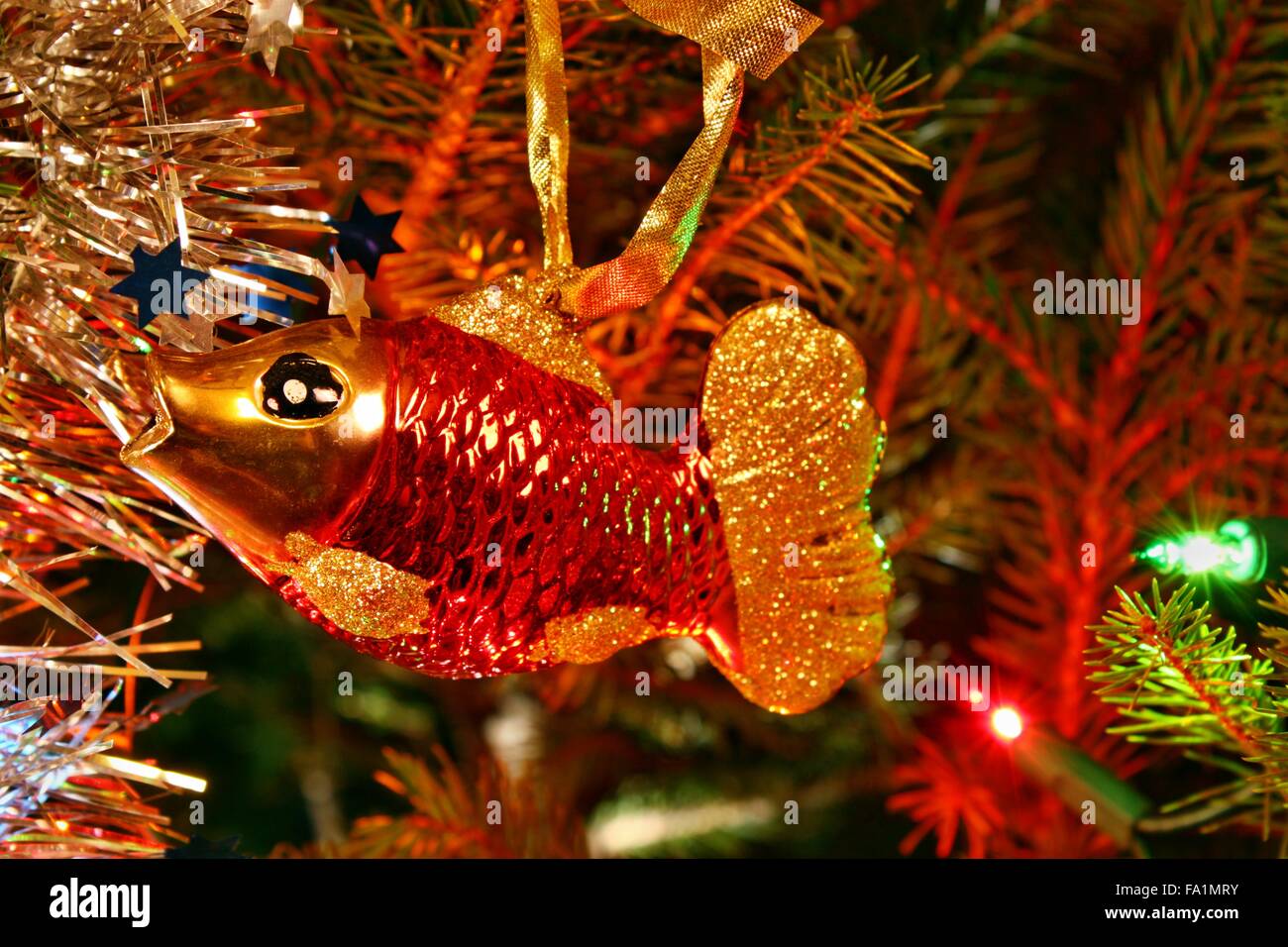 Christbaumschmuck in Form von Fisch Karpfen Stockfoto