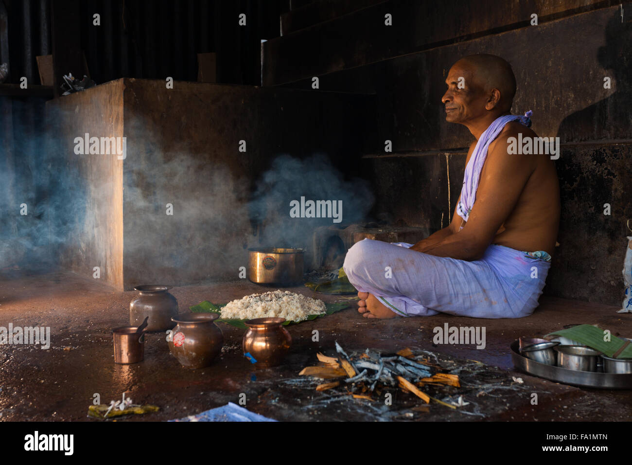 Ein hindu Mann beten und bietet Essen und Geschenke zu einem kürzlich verstorbenen Verwandten in Gokarna, ein wichtiger Wallfahrtsort Stockfoto