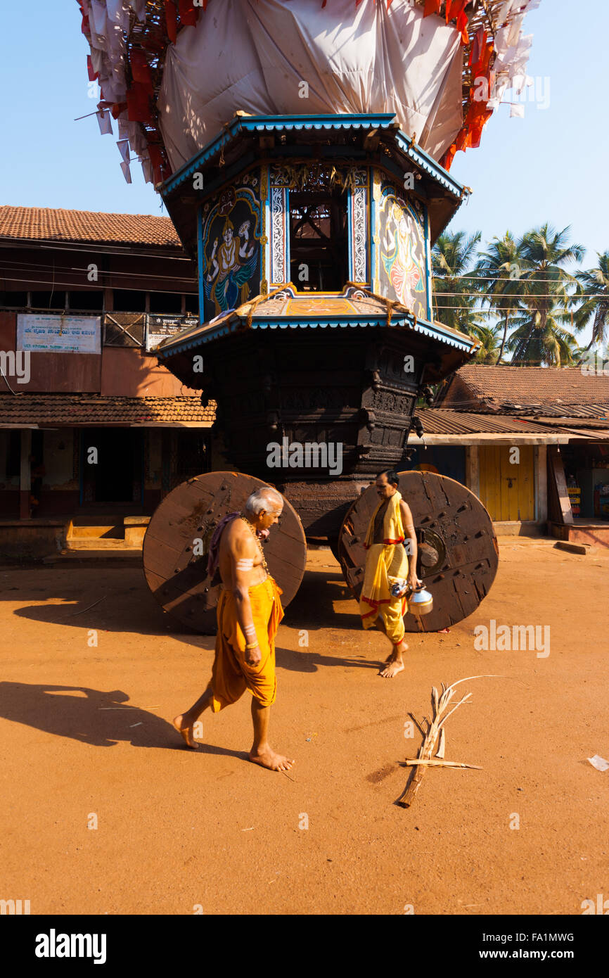 Zwei Brahmanen Priester vorbei an kleinen Ratha Wagen, ein Fahrzeug in Gokarna für Vollmond hinduistischen Feste verwendet Stockfoto