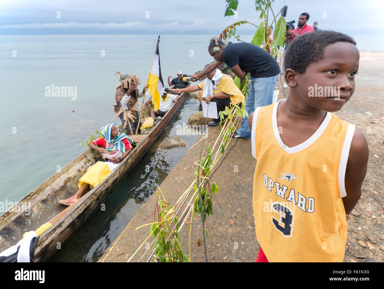 Garifuna Leute ankommen in einem Kanu, junge, Fernsehteam, Garifuna Settlement Day Festival in Punta Gorda, Belize Stockfoto