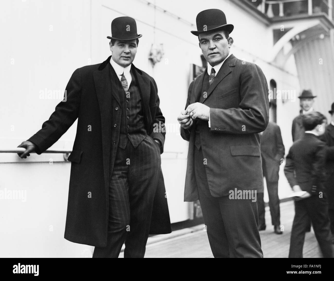 Vintage Foto von Boxer Samuel Berger (links) und James J Jeffries (rechts) - Berger wurde 1904 Olympiasieger im Schwergewicht und Jeffries Weltmeister im Schwergewicht von 1899 bis 1905 war. Stockfoto