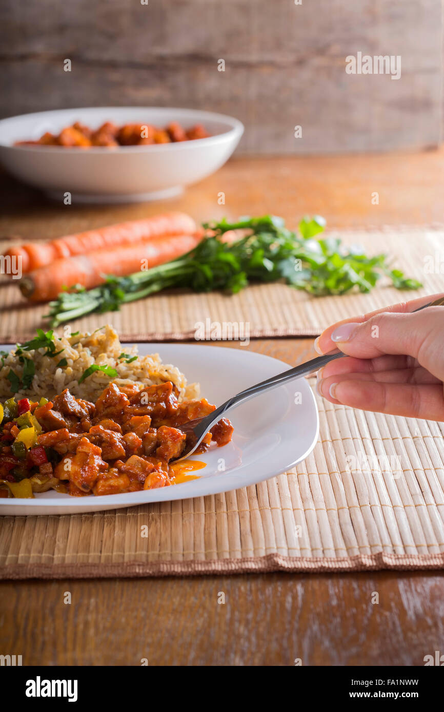 Süß-saures Huhn und Reis mit Gemüse Stockfoto