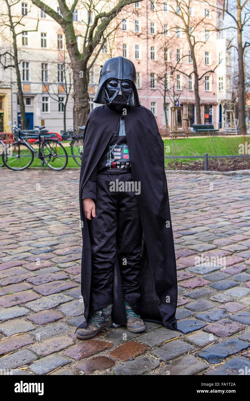 Mitte, Berlin, Deutschland. 20. Dezember 2015. Berliner strömten in die Zionskirche in Mitte heute wo Filmmaterial und Musik aus dem 6. Teil der "Star Wars"-Saga wurde in den sonntäglichen Gottesdienst (20.12.2015 um 10:00) verwendet. Zwei Auszubildende Pastoren erklärte, gibt es Parallelen zwischen dem Film und christlichen Traditionen. Skywalkers Erklärung "Ich werde nie beitreten, die dunkle Seite" erinnert an den biblischen Text "tun nicht vom Bösen überwinden, sondern überwinde das Böse mit gutem". Bildnachweis: Eden Breitz/Alamy Live-Nachrichten Stockfoto